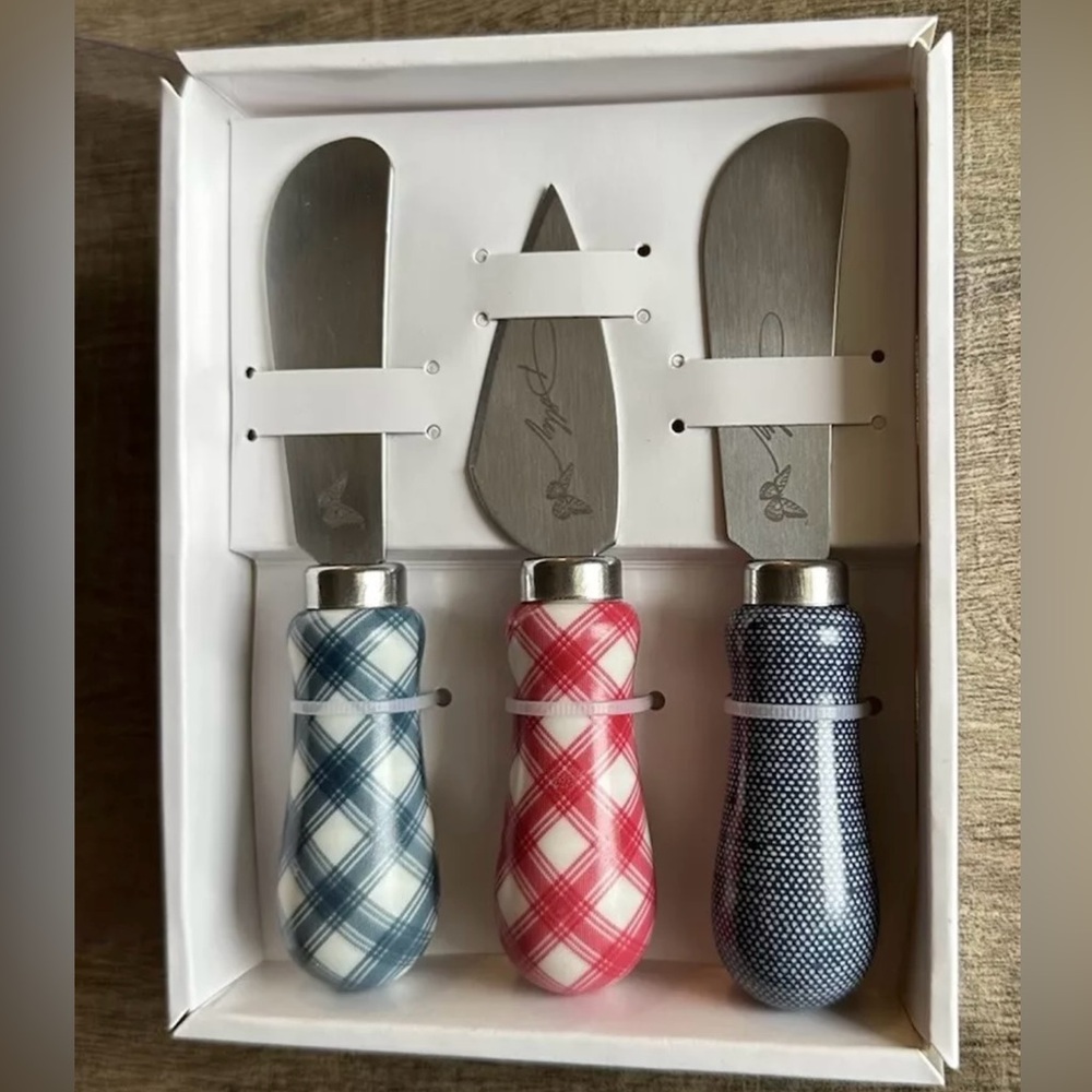 Dolly Parton’s Au Gratin Mini Cast Iron Pan-3 Cheese Spreaders-2 Pot Holders - Picture 8 of 9